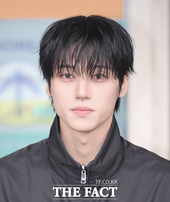 에이티즈 우영이 24일 오전 패션쇼 참석을 위해 인천국제공항에서 밀라노로 출국하며 포즈를 취하고 있다. /인천국제공항=박헌우 기자