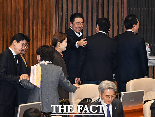 강선우 의원 체포동의안 표결 마친 뒤 본회의장 나서는 김병기 의원.