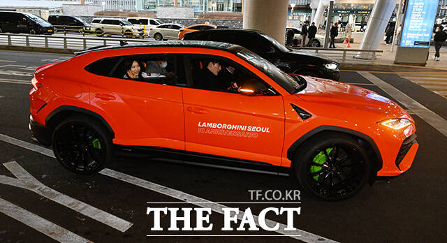 2026 밀라노·코르티나담페초 동계올림픽 일정을 마친 쇼트트랙 김길리가 24일 오후 인천국제공항을 통해 귀국해 람보르기니를 타고 공항을 나서고 있다. /인천국제공항=박헌우 기자