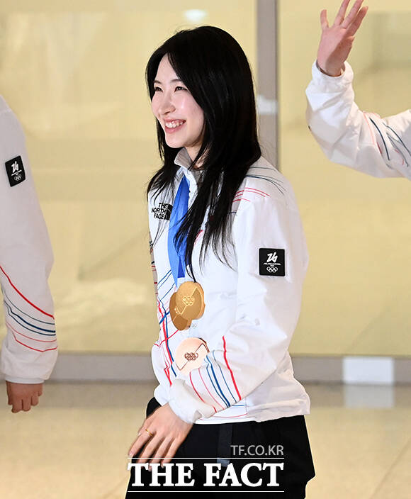 2026 밀라노·코르티나담페초 동계올림픽 일정을 마친 쇼트트랙 김길리가 24일 오후 인천국제공항을 통해 귀국하고 있다. /인천국제공항=박헌우 기자