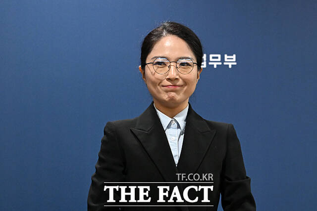 조아라 법무부 국제투자분쟁과장이 24일 오전 경기 정부과천청사 법무부에서 미국계 헤지펀드 엘리엇 매니지먼트와의 국제투자분쟁(ISDS) 취소판결 선고 브리핑을 하고 있다. /과천=서예원 기자