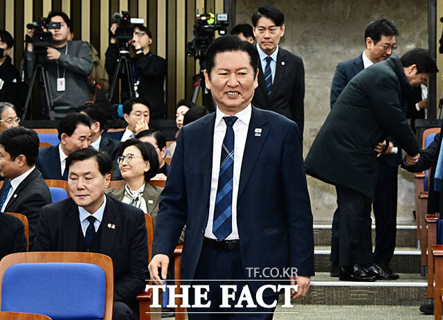 한병도 더불어민주당 원내대표가 24일 오후 서울 여의도 국회에서 열린 의원총회에 참석해 정청래 대표의 발언을 듣고 있다.