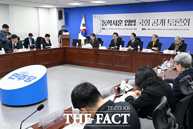 정청래 더불어민주당 대표가 24일 오후 서울 여의도 국회 의원회관에서 열린 동학서훈 입법 국회 공개 토론회에서 인사말을 하고 있다. /국회=남용희 기자