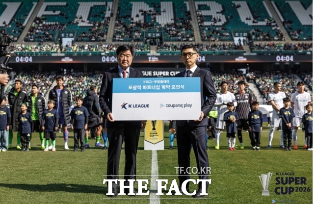 권오갑 한국프로축구연맹 총재(왼쪽)와 쿠팡플레이 김성한 대표는 21일 전주월드컵경기장에서 열린 슈퍼컵에 앞서  K리그-쿠팡플레이 포괄적 파트너십 조인식 행사를 갖고 있다./전주월드컵경기장=K리그