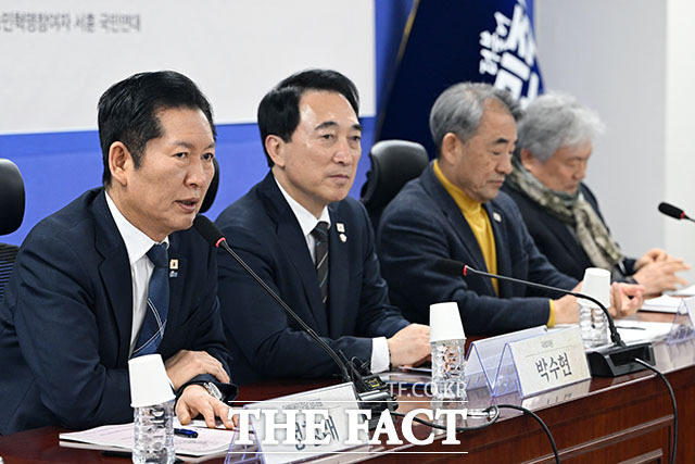 정청래 더불어민주당 대표가 24일 오후 서울 여의도 국회 의원회관에서 열린 동학서훈 입법 국회 공개 토론회에서 인사말을 하고 있다. /국회=남용희 기자