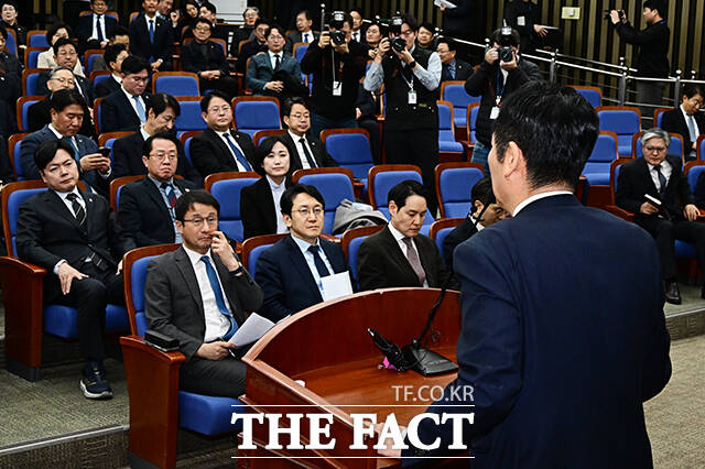 한병도 더불어민주당 원내대표가 24일 오후 서울 여의도 국회에서 열린 의원총회에 참석해 정청래 대표의 발언을 듣고 있다.