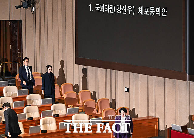 제432회국회(임시회) 8차 본회의가 24일 오후 서울 여의도 국회에서 열린 가운데 ‘공천 헌금 수수 의혹’을 받고 있는 강선우 무소속 의원의 체포동의안이 가결되고 있다.