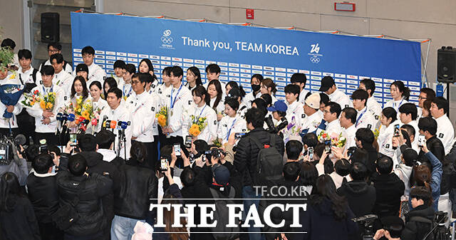 2026 밀라노·코르티나담페초 동계올림픽 한국 대표팀이 24일 오후 인천국제공항으로 귀국하고 있다. /인천국제공항=김성렬 인턴기자