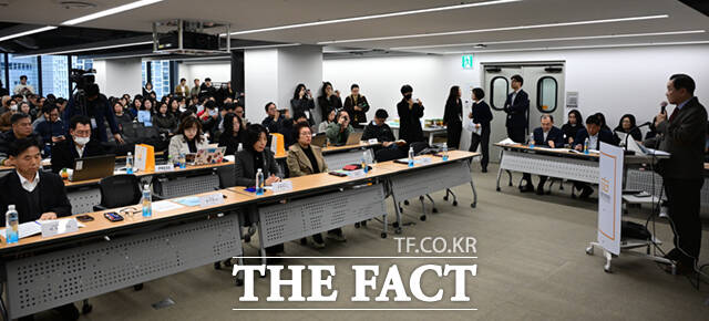 길기연 서울관광재단 대표이사(왼쪽 두 번째)와 참석자들이 24일 서울 종로구 서울관광플라자 대회의실에서 열린 2026년 서울 관광사업 설명회에서 기념촬영하고 있다.