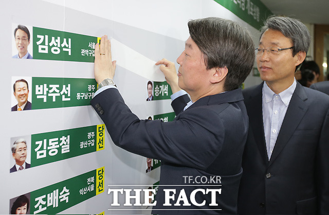 2016년 총선에서 국민의당은 총 38석을 차지하며 3당 체제를 굳건히 했다. 사진은 안철수 당시 국민의당 상임 공동대표가 제20대 국회의원선거 다음날 국민의당 당사에서 개표상황표에 당선인 스티커를 붙이고 있는 모습. /더팩트 DB