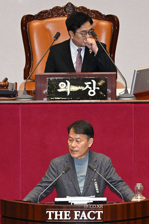 상법 일부개정법률안(대안)에 대한 무제한 토론(필리버스터)하는 윤 의원(아래).