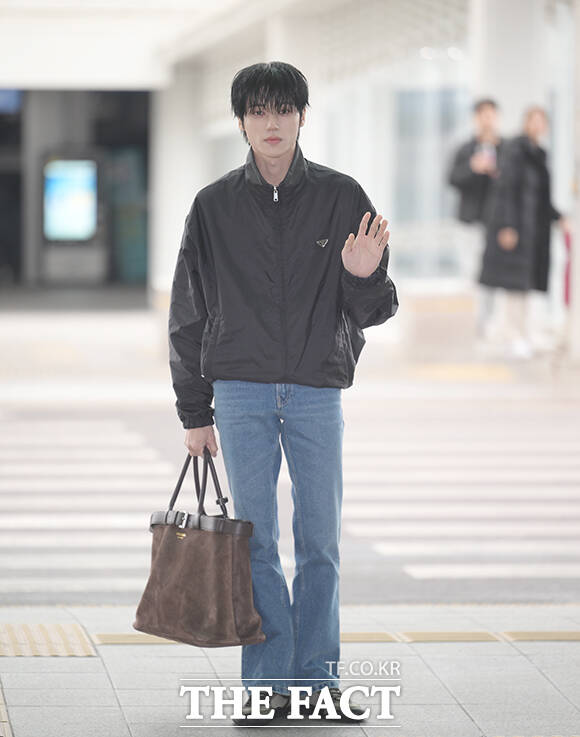 에이티즈 우영이 24일 오전 패션쇼 참석을 위해 인천국제공항에서 밀라노로 출국하며 포즈를 취하고 있다. /인천국제공항=박헌우 기자