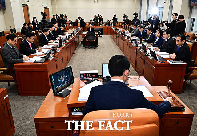 공청회 개회 선언하는 김상훈 위원장.