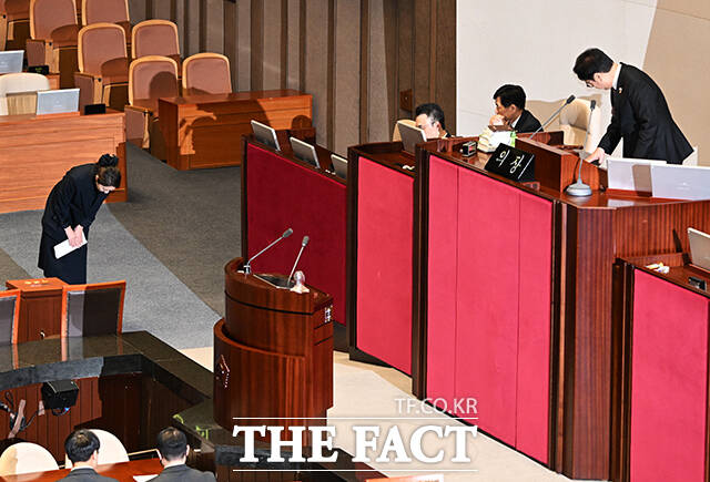 제432회국회(임시회) 8차 본회의가 24일 오후 서울 여의도 국회에서 열린 가운데 ‘공천 헌금 수수 의혹’을 받고 있는 강선우 무소속 의원의 체포동의안이 가결되고 있다.