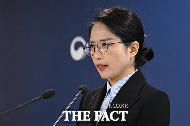 조아라 법무부 국제투자분쟁과장이 24일 오전 경기 정부과천청사 법무부에서 미국계 헤지펀드 엘리엇 매니지먼트와의 국제투자분쟁(ISDS) 취소판결 선고 브리핑을 하고 있다. /과천=서예원 기자