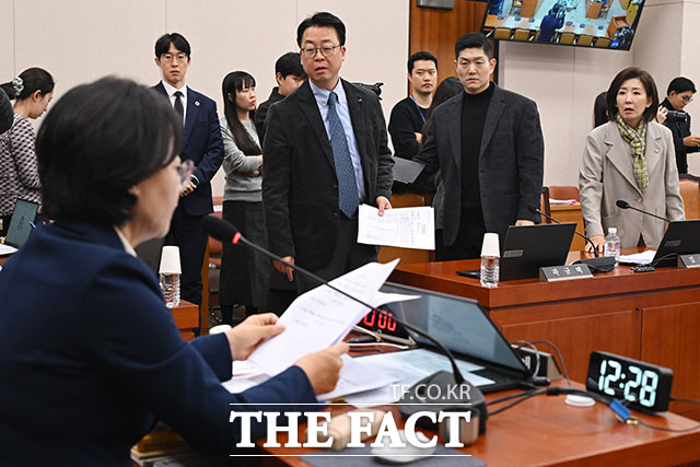 항의하며 이석한 국민의힘 의원들의 빈 자리.