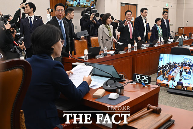 항의하며 이석한 국민의힘 의원들의 빈 자리.