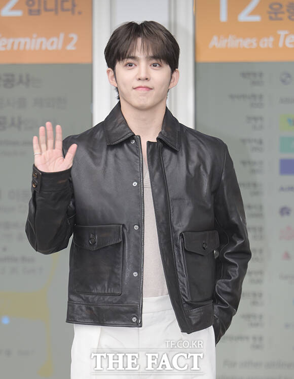 세븐틴 에스쿱스가 24일 오전 패션쇼 참석을 위해 인천국제공항에서 밀라노로 출국하며 포즈를 취하고 있다. /인천국제공항=박헌우 기자