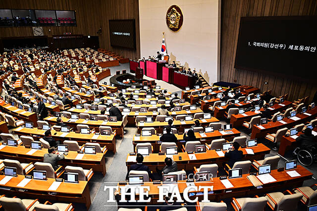 제432회국회(임시회) 8차 본회의가 24일 오후 서울 여의도 국회에서 열린 가운데 ‘공천 헌금 수수 의혹’을 받고 있는 강선우 무소속 의원의 체포동의안이 가결되고 있다.