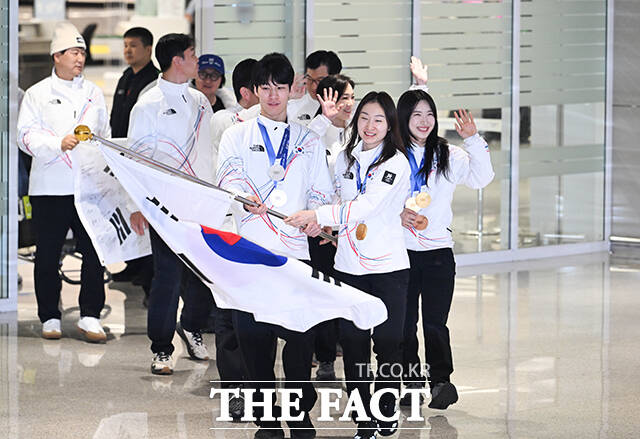 2026 밀라노·코르티나담페초 동계올림픽 일정을 마친 선수단이 24일 오후 인천국제공항을 통해 귀국하고 있다. /인천국제공항=박헌우 기자