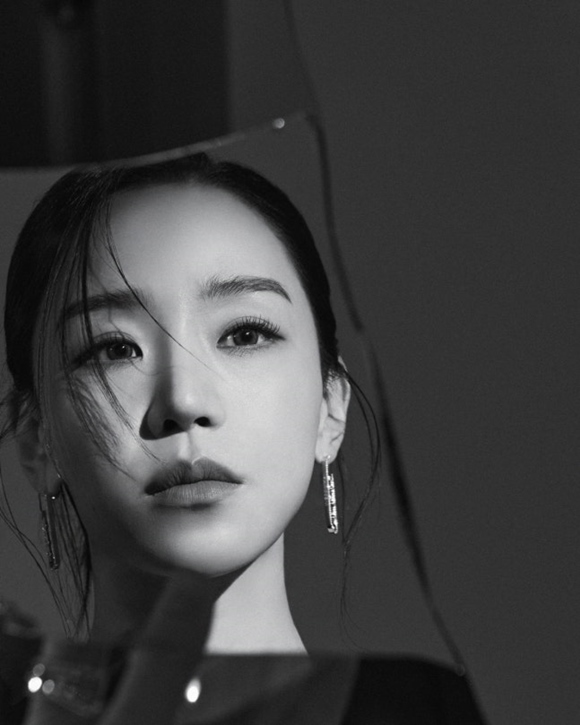 배우 신혜선이 넷플릭스 오리지널 시리즈 '레이디 두아'를 통해 사라킴이자 은재이자 두아 등 여러 페르소나를 연기하며 다양한 콘셉트를 소화하려고 했다고 밝혔다. /넷플릭스