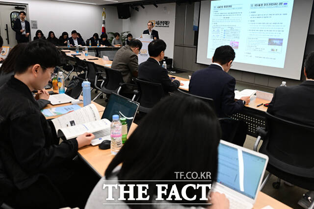 길기연 서울관광재단 대표이사(왼쪽 두 번째)와 참석자들이 24일 서울 종로구 서울관광플라자 대회의실에서 열린 2026년 서울 관광사업 설명회에서 기념촬영하고 있다.