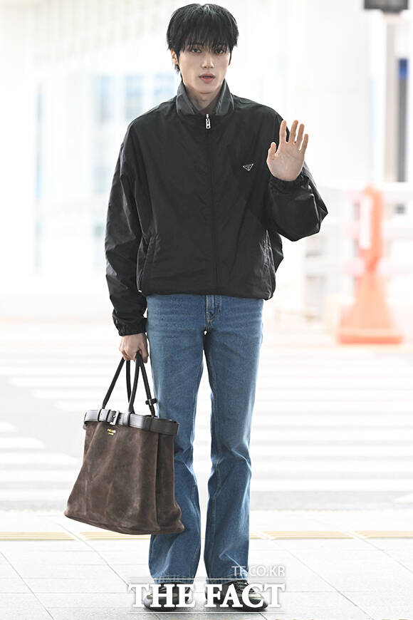 에이티즈 우영이 24일 오전 ‘프라다(PRADA)’의 패션쇼 참석을 위해 인천국제공항에서 이탈리아 밀라노로 출국하며 팬들에게 인사하고 있다. /인천국제공항=김성렬 인턴기자