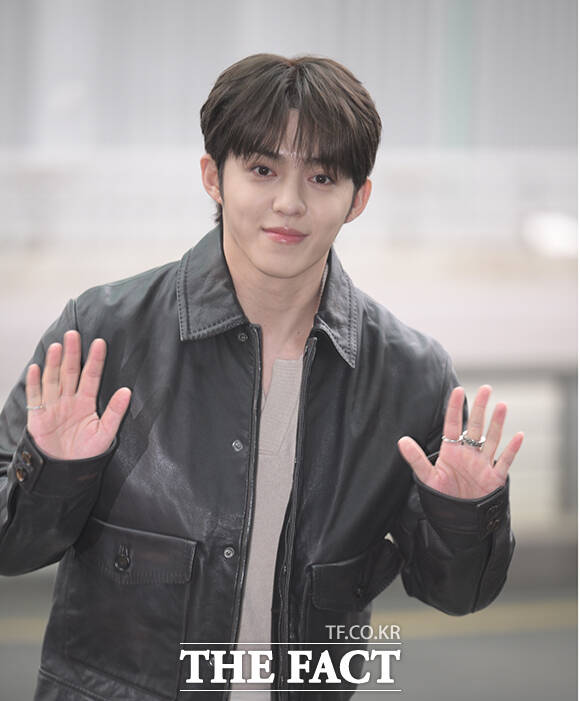 세븐틴 에스쿱스가 24일 오전 패션쇼 참석을 위해 인천국제공항에서 밀라노로 출국하며 포즈를 취하고 있다. /인천국제공항=박헌우 기자