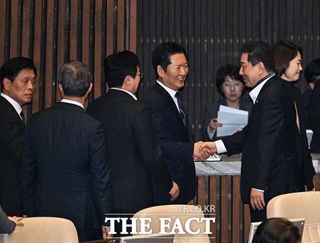 정청래 더불어민주당 대표와 인사하는 김병기 무소속 의원.