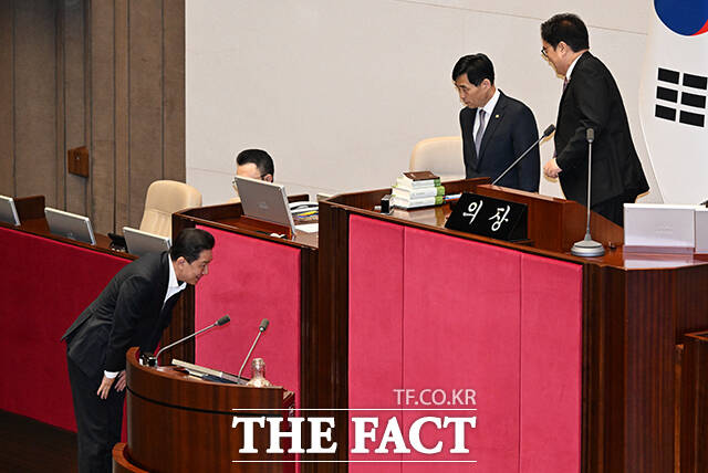 투표 마친 뒤 우원식 국회의장과 인사하는 김병기 의원.