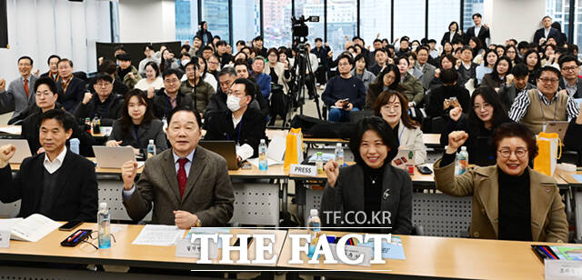 길기연 서울관광재단 대표이사(왼쪽 두 번째)와 참석자들이 24일 서울 종로구 서울관광플라자 대회의실에서 열린 2026년 서울 관광사업 설명회에서 기념촬영하고 있다.