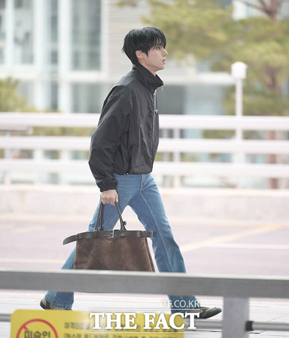 에이티즈 우영이 24일 오전 패션쇼 참석을 위해 인천국제공항에서 밀라노로 출국하며 포즈를 취하고 있다. /인천국제공항=박헌우 기자