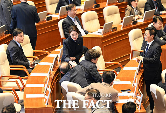 제432회국회(임시회) 8차 본회의가 24일 오후 서울 여의도 국회에서 열린 가운데 ‘공천 헌금 수수 의혹’을 받고 있는 강선우 무소속 의원의 체포동의안이 가결되고 있다.