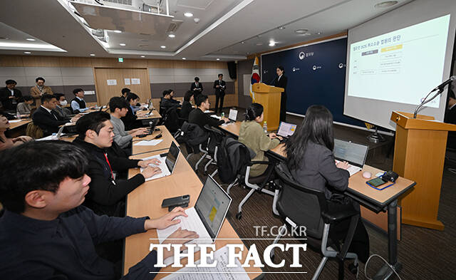 조아라 법무부 국제투자분쟁과장이 24일 오전 경기 정부과천청사 법무부에서 미국계 헤지펀드 엘리엇 매니지먼트와의 국제투자분쟁(ISDS) 취소판결 선고 브리핑을 하고 있다. /과천=서예원 기자