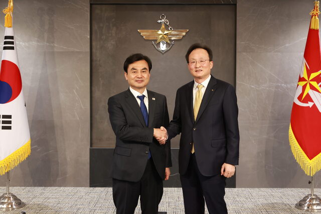 24일 서울 용산구 국방부 청사에서 열린 협약식에서 안규백 국방부 장관(왼쪽)과 이환주 KB국민은행장이 기념촬영을 하고 있다. /KB국민은행