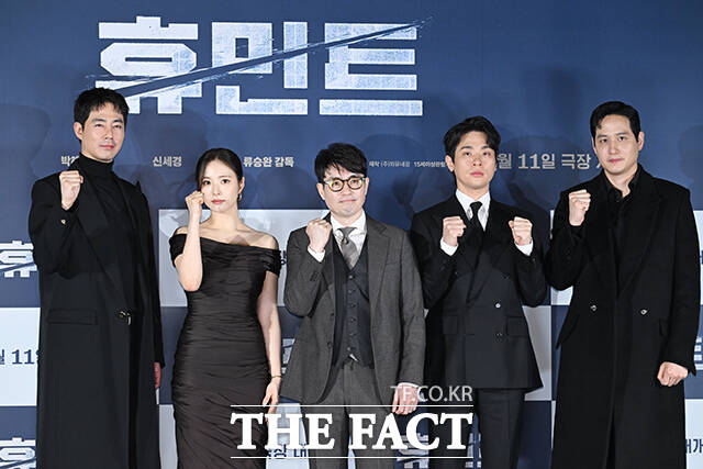 류승완 감독(가운데)은