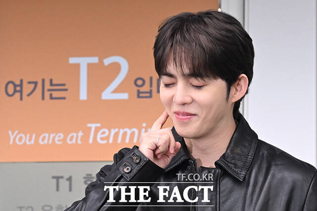 보스(BOSS) 글로벌 엠버서더인 세븐틴 에스쿱스가 24일 오전 ‘26 FW 패션위크‘ 참석을 위해 인천국제공항에서 이탈리아 밀라노로 출국하며 팬들에게 인사하고 있다. /인천국제공항=김성렬 인턴기자