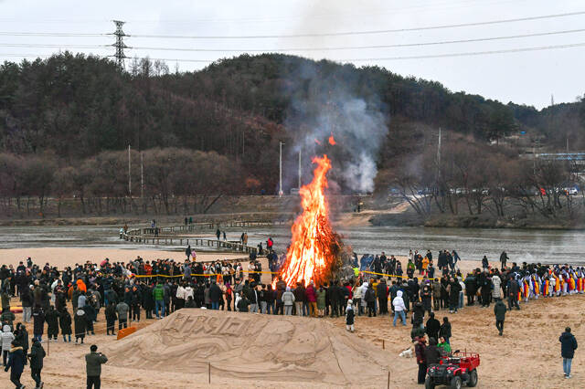 무섬마을 백사장 정월대보름 달집태우기 행사 모습 /영주시