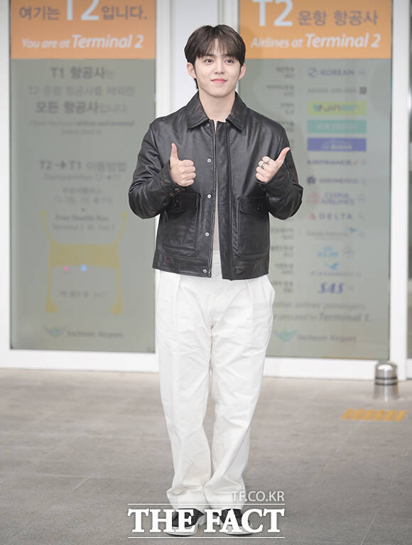 세븐틴 에스쿱스가 24일 오전 패션쇼 참석을 위해 인천국제공항에서 밀라노로 출국하며 포즈를 취하고 있다. /인천국제공항=박헌우 기자