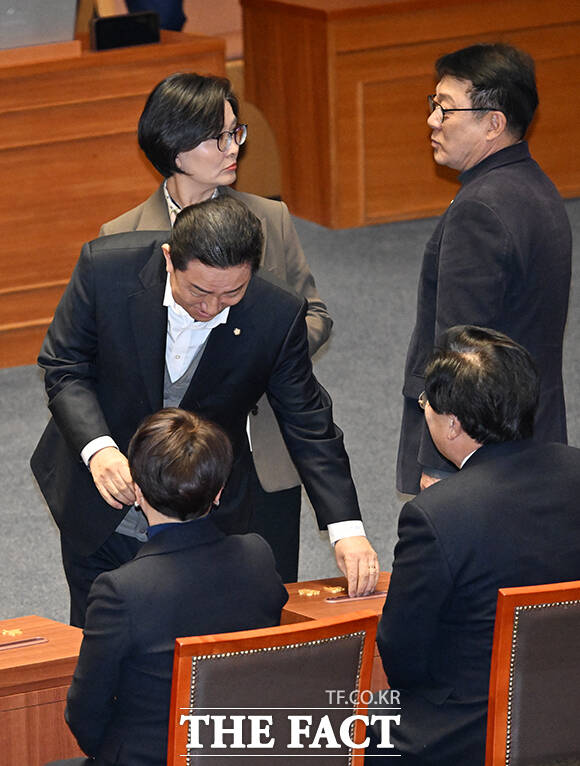 ‘공천 헌금 수수 의혹’을 받고 있는 강선우 무소속 의원의 체포동의안 투표하는 김병기 무소속 의원.