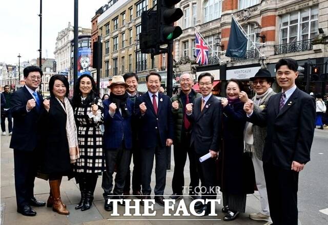 유정복 인천시장(가운데)이 23일(현지시간) 영국 런던에서 유럽한인총연합회 유제헌 명예회장 및 연합회 임원들과 간담회를 갖고 기념촬영을 하고 있다. /인천시