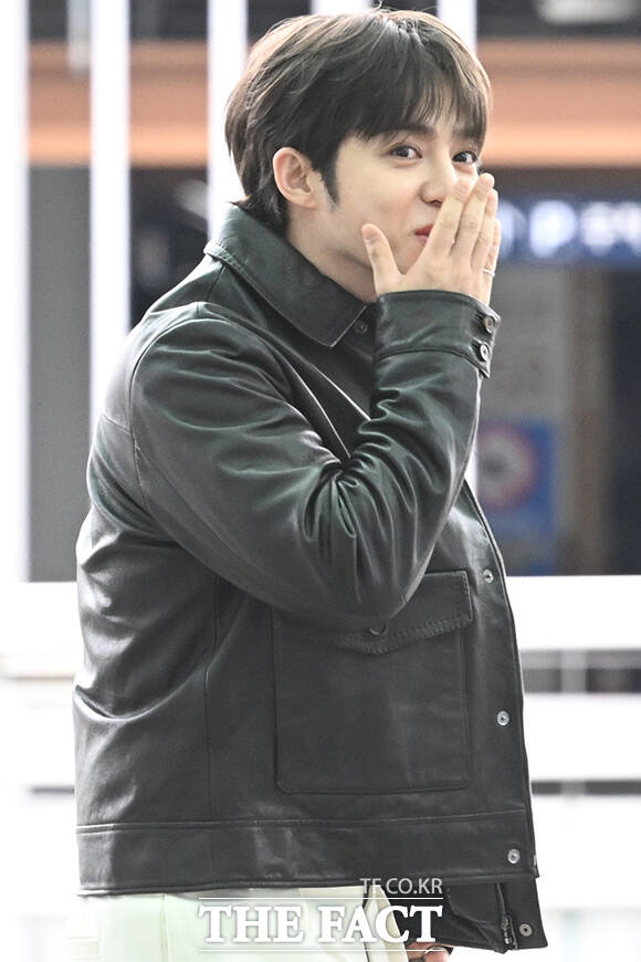 보스(BOSS) 글로벌 엠버서더인 세븐틴 에스쿱스가 24일 오전 ‘26 FW 패션위크‘ 참석을 위해 인천국제공항에서 이탈리아 밀라노로 출국하며 팬들에게 인사하고 있다. /인천국제공항=김성렬 인턴기자