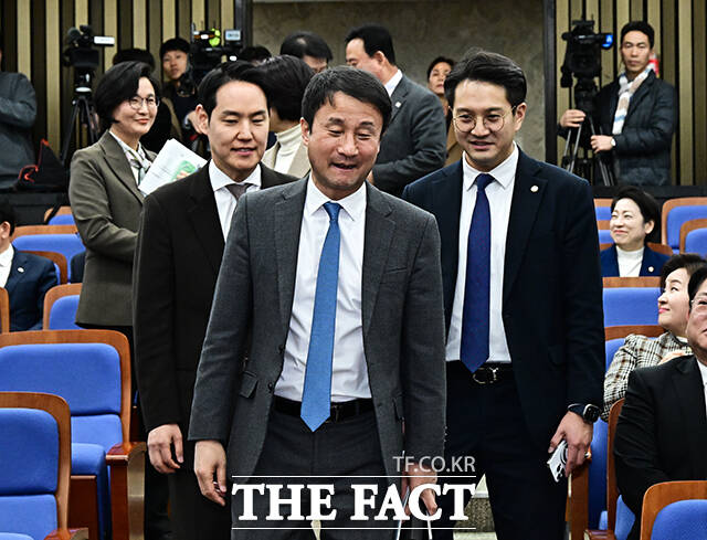 한병도 더불어민주당 원내대표가 24일 오후 서울 여의도 국회에서 열린 의원총회에 참석해 정청래 대표의 발언을 듣고 있다.