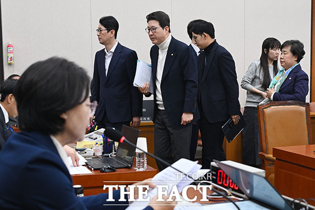 국민의힘 의원들이 24일 서울 여의도 국회에서 열린 법제사법위원회 전체회의에서 전남·광주 통합특별시 설치를 위한 특별법안(대안)에 대한 거수 표결에 항의하고 있다. /국회=남용희 기자