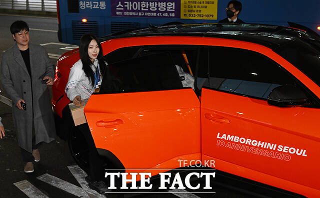 2026 밀라노·코르티나담페초 동계올림픽 일정을 마친 쇼트트랙 김길리가 24일 오후 인천국제공항을 통해 귀국해 람보르기니를 타고 공항을 나서고 있다. /인천국제공항=박헌우 기자