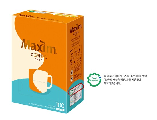 동서식품은 자원순환 강화를 위해 '맥심 슈프림골드' 커피믹스 포장재에 GR(Good Recycled)인증을 획득한 멸균팩 재활용지를 활용한다. /동서식품