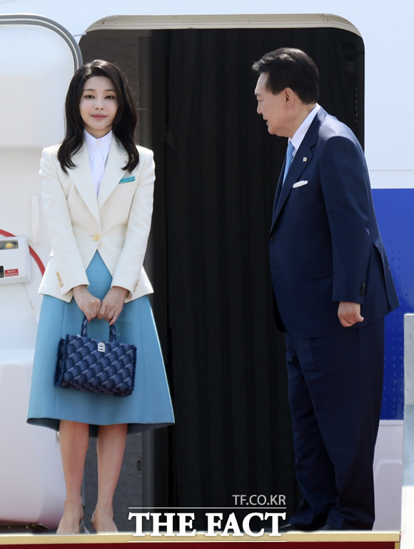 프랑스와 베트남 순방길에 오르는 김건희 여사가 2023년 6월 19일 오전 경기도 성남시 서울공항에서 출국에 앞서 인사를 하고 있다./이새롬 기자