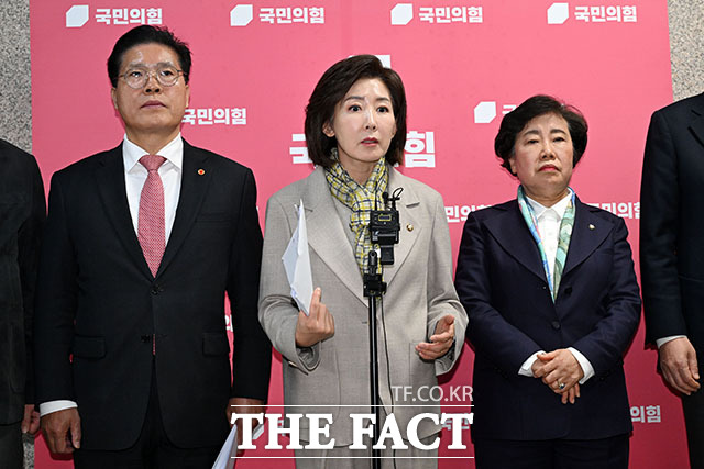 법사위 전체회의 지연 항의하는 나경원 의원.