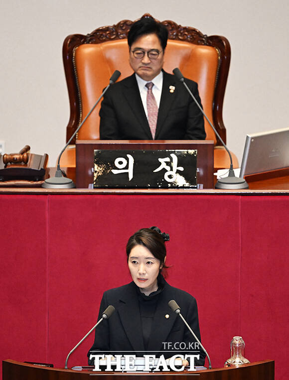 제432회국회(임시회) 8차 본회의가 24일 오후 서울 여의도 국회에서 열린 가운데 ‘공천 헌금 수수 의혹’을 받고 있는 강선우 무소속 의원의 체포동의안이 가결되고 있다.