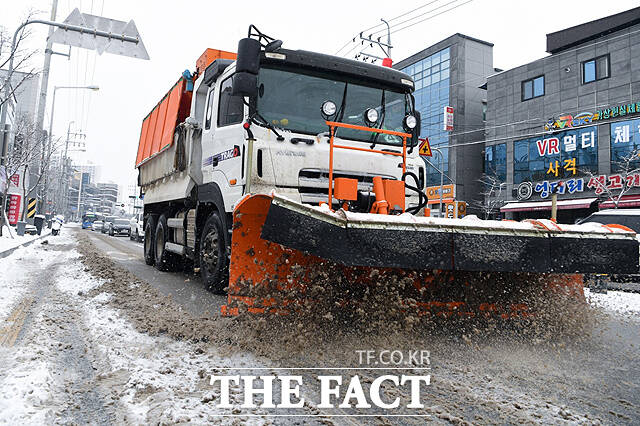 영주시가 제설 차량을 투입해 제설 작업을 벌이고 있다. /영주시